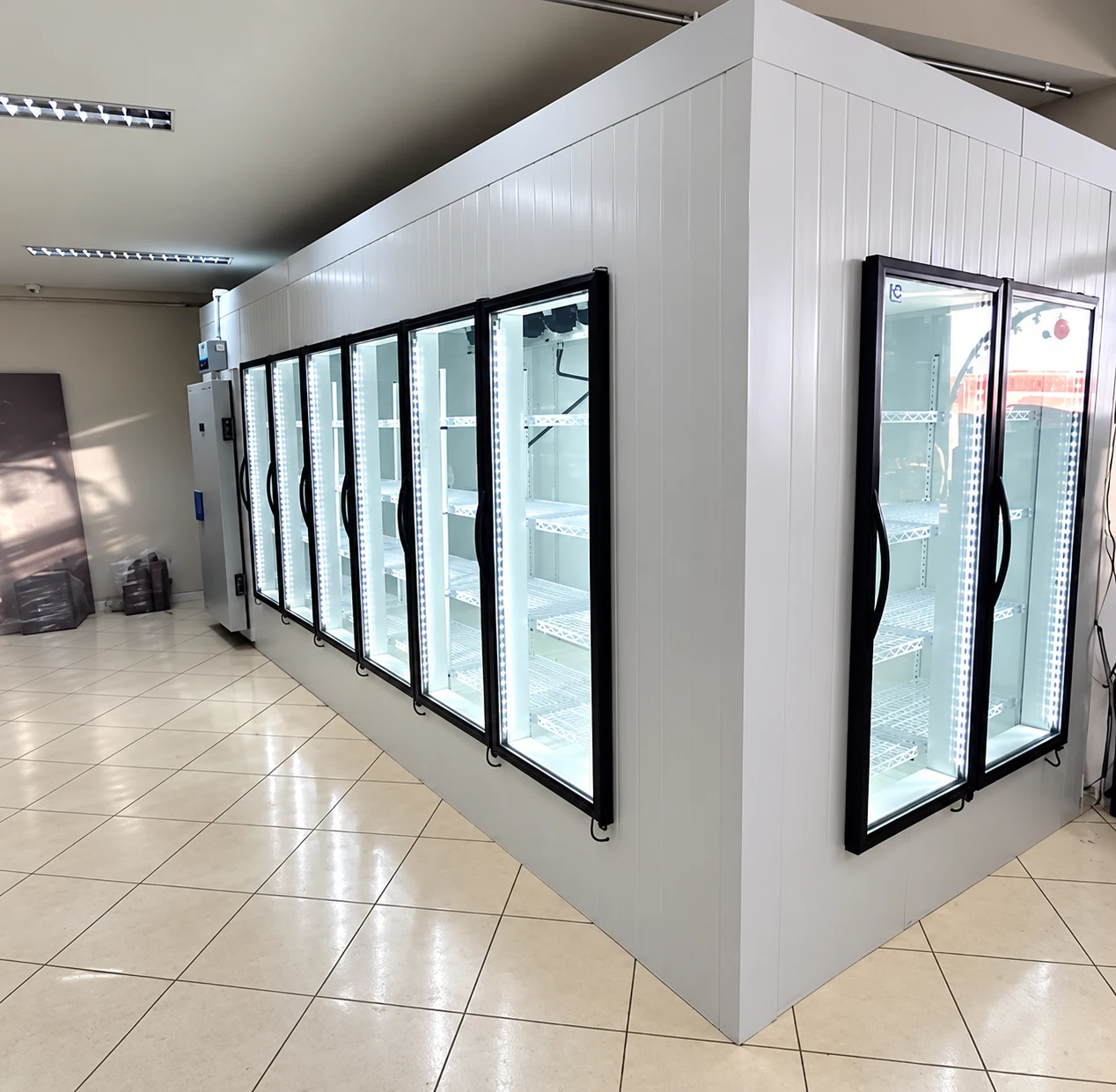 Estrutura de refrigeração comercial com portas de vidro